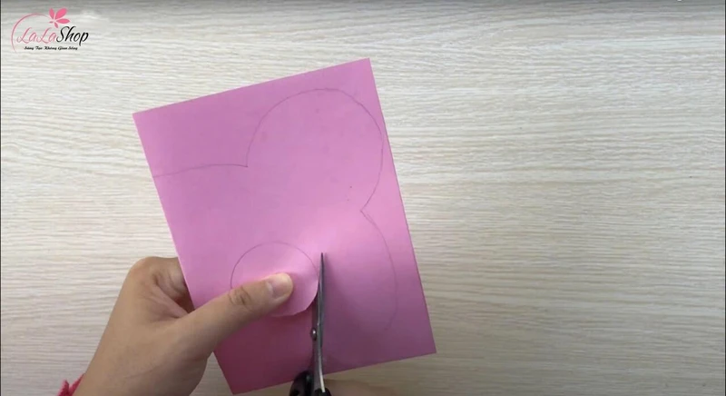 Cắt mặt nạ khỏi giấy bìa