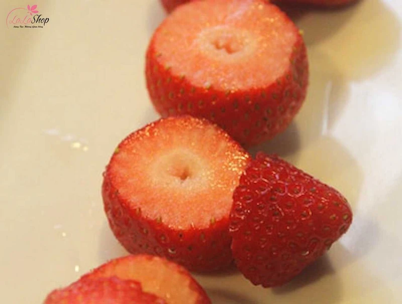 Cắt ngang 1/3 dâu tây