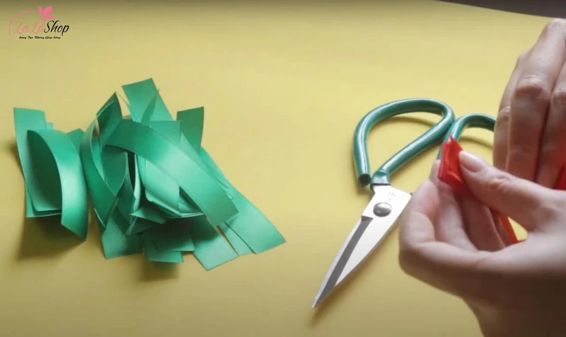 Cắt ruy băng thành các đoạn 10cm