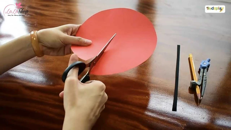 Cắt sẵn thắt lưng từ màu đen và mũ từ màu đỏ