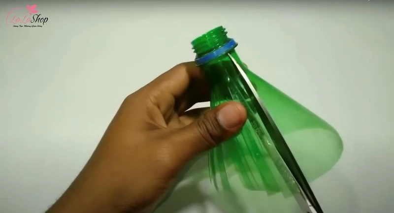 Cắt thân chai nhựa thành các sợi nhỏ