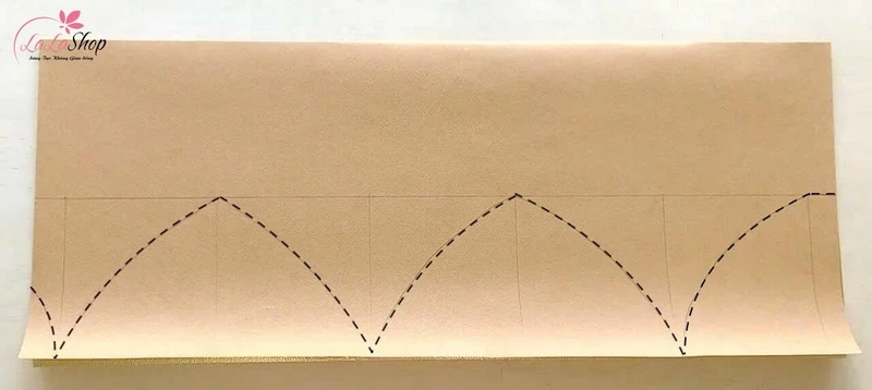 Cắt theo các đường nét đứt trong hình