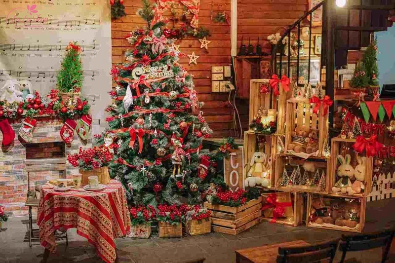 Cây thông luôn là tâm điểm của không gian Giáng sinh