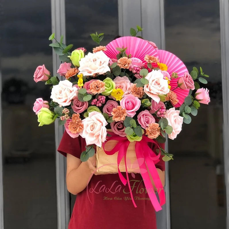 Lẵng Hoa Sáp Thơm Để Bàn Sự Lãng Mạn