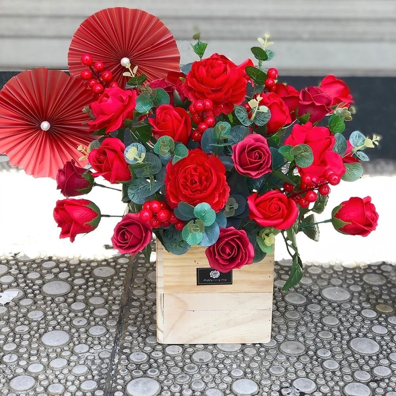 Lẵng Hoa Sáp Thơm Để Bàn Sắc Đỏ Rực Rỡ