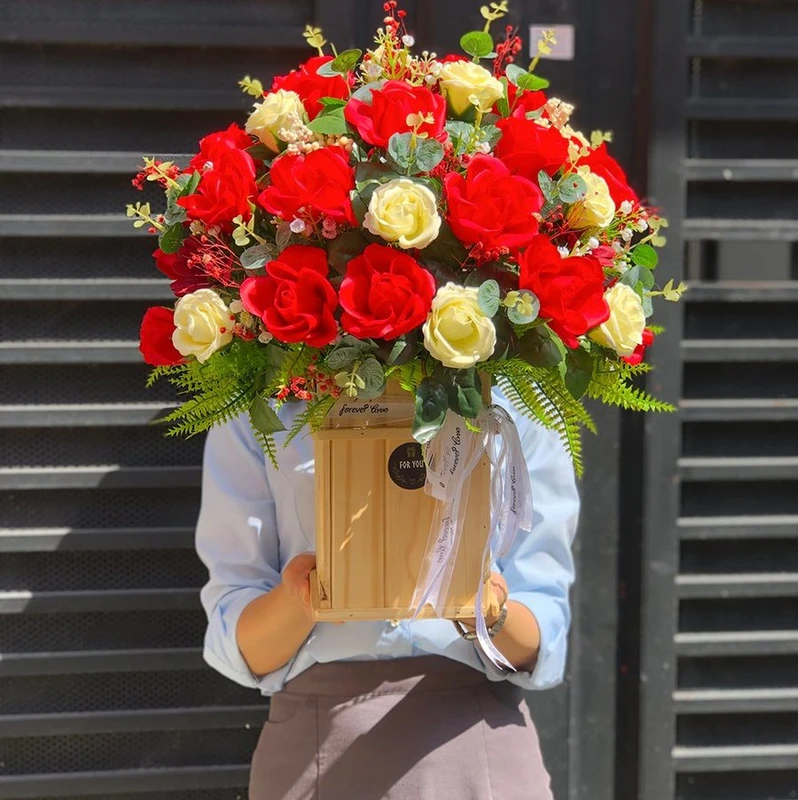 Lẵng Hoa Hồng Sáp Thơm Để Bàn Sắc Đỏ Điểm Trắng