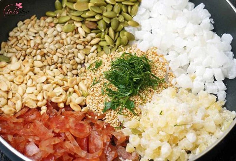 Cho các nguyên liệu làm nhân đã chuẩn bị vào một tô trộn