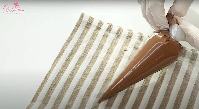 Cho chocolate vào túi bắt kem