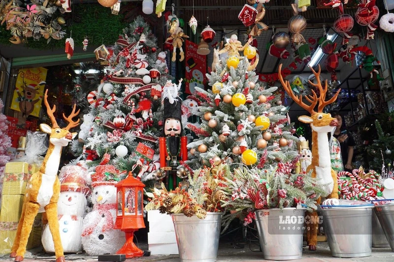 Chợ Đại Quang Minh có nhiều vật dụng trang trí Noel giá rẻ