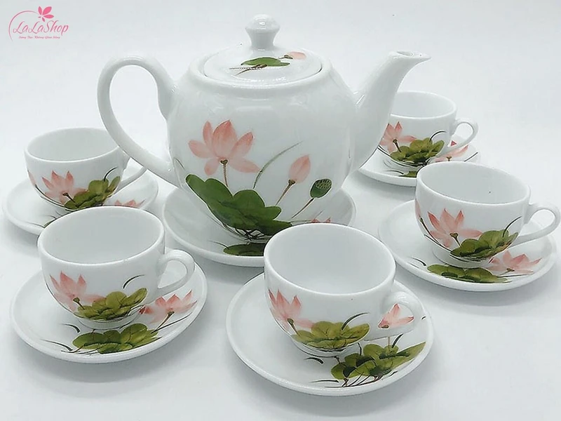 Chọn ấm chén có hoa văn đẹp mắt