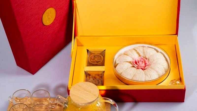 Chọn thực phẩm chức năng làm quà Tết giúp bảo vệ sức khỏe gia đình người yêu