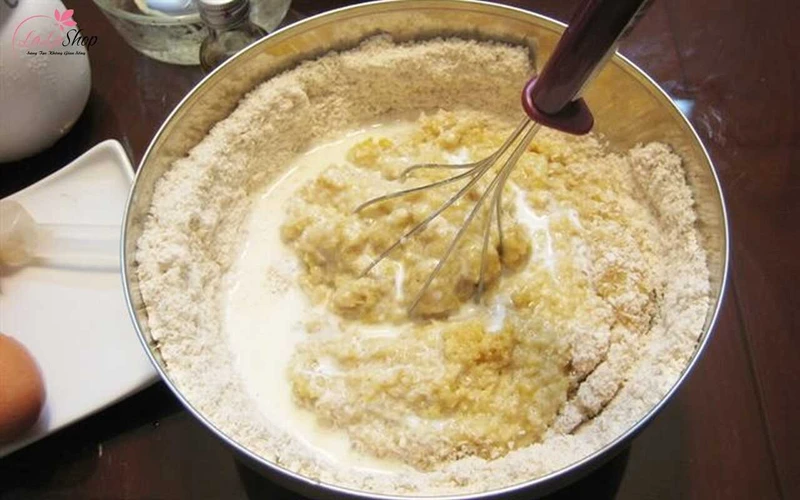 Chú ý không nên trộn bột quá kỹ