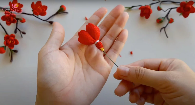 Cố định hoa với chỉ trắng