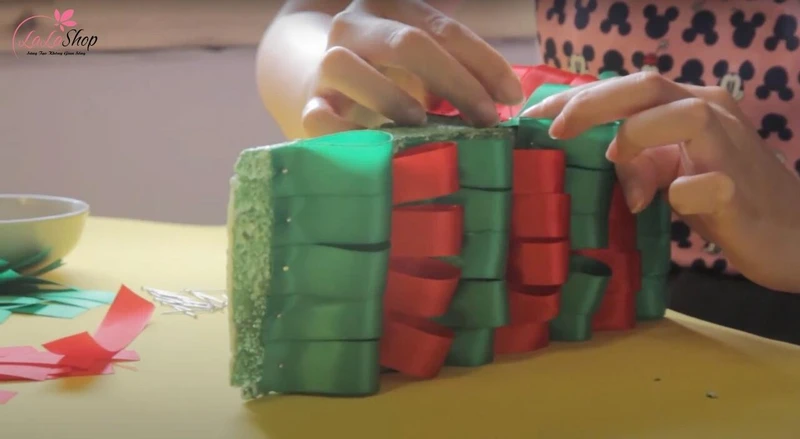 Cố định ruy băng vào xốp