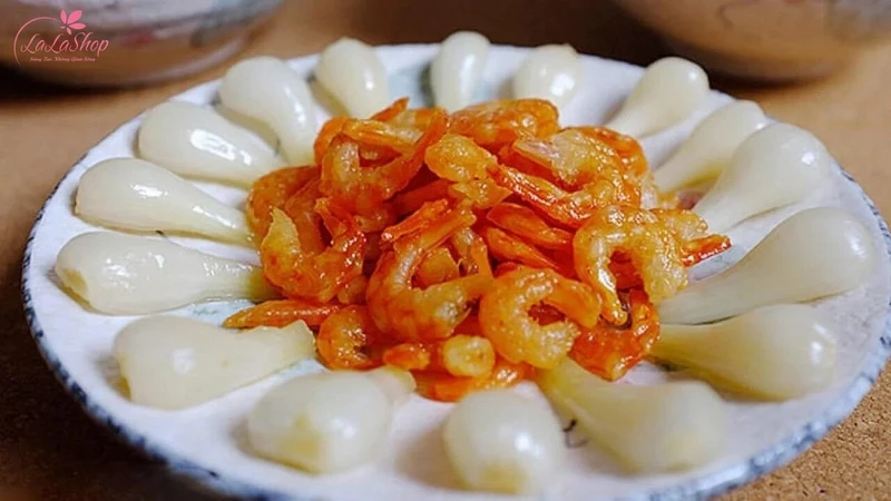 Củ kiệu tôm khô có thể ăn kèm với bánh tét, thịt kho và trứng bắc thảo