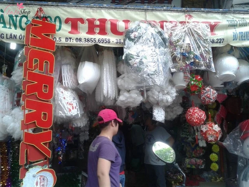 Cửa hàng Thu Thủy là địa chỉ lâu đời chuyên cung cấp đồ trang trí Giáng sinh tại TP.HCM