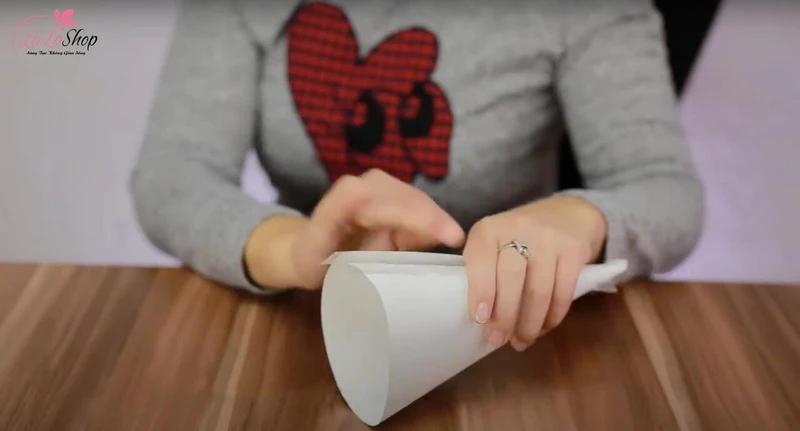 Cuộn giấy bìa làm thành hình nón