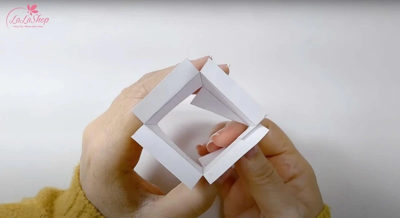 Dán các cạnh lại thành hộp hoàn chỉnh