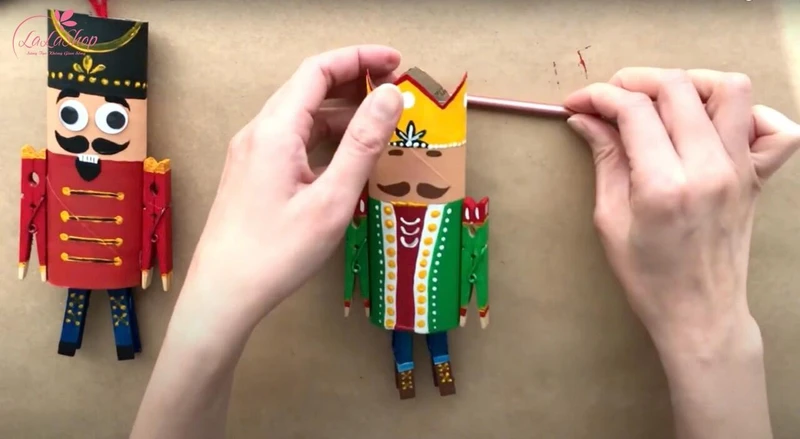 Dán các mảnh tay và chân