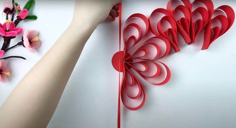 Dán cánh hoa và dây treo