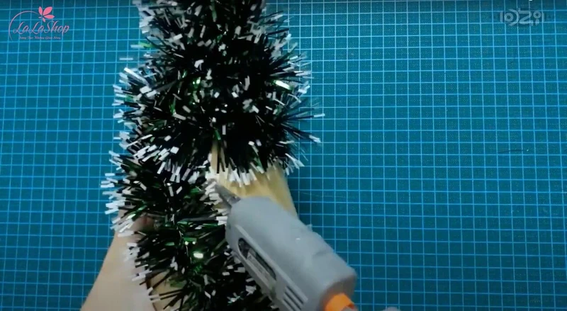 Dán dây kim tuyến