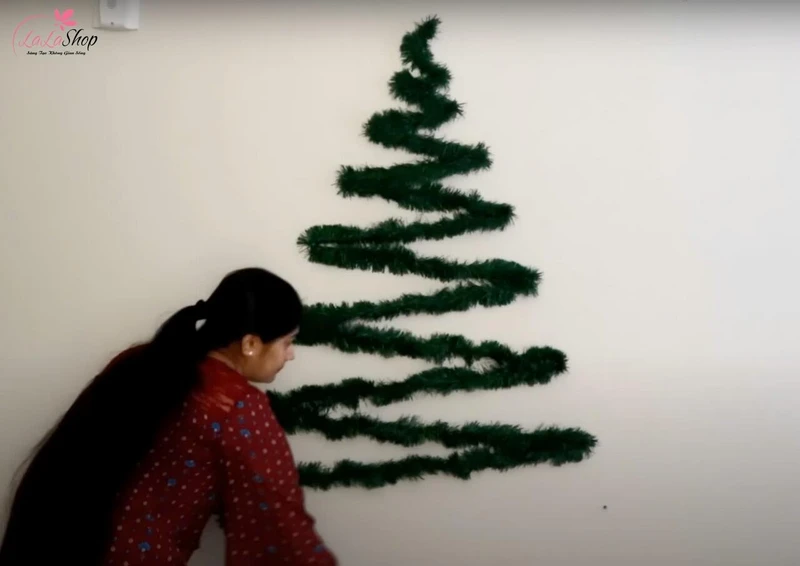 Dán dây lên tường hình zigzag tạo hình cây thông