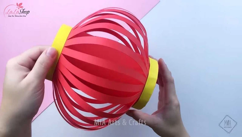 Dán đế vào và dùng giấy vàng che lại