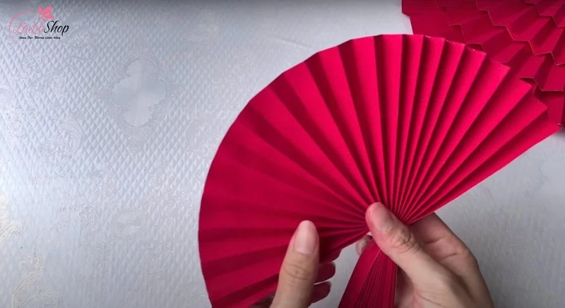 Dán giấy lại và ta sẽ được một chiếc quạt hình bán nguyệt