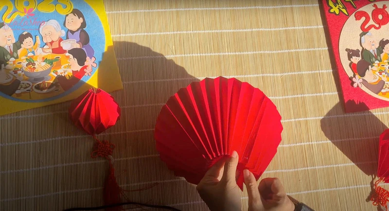 Dán hai mảnh lồng đèn