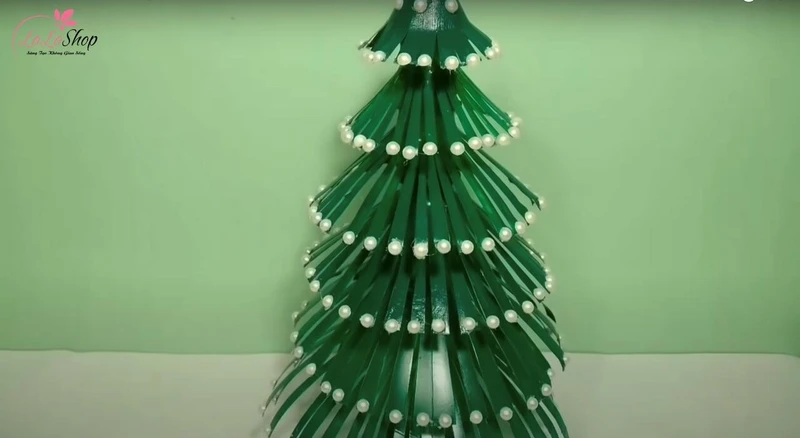 Dán hạt nhựa để cây thông đẹp hơn