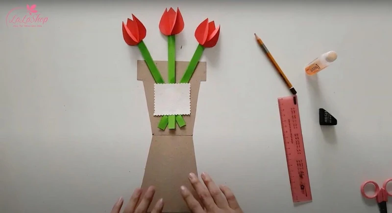 Dán hoa và giấy ghi lời chúc