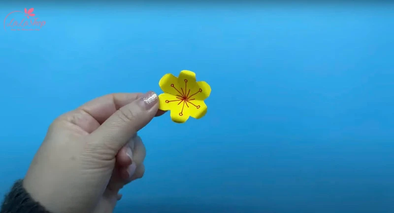 Dán hoa và uốn cánh