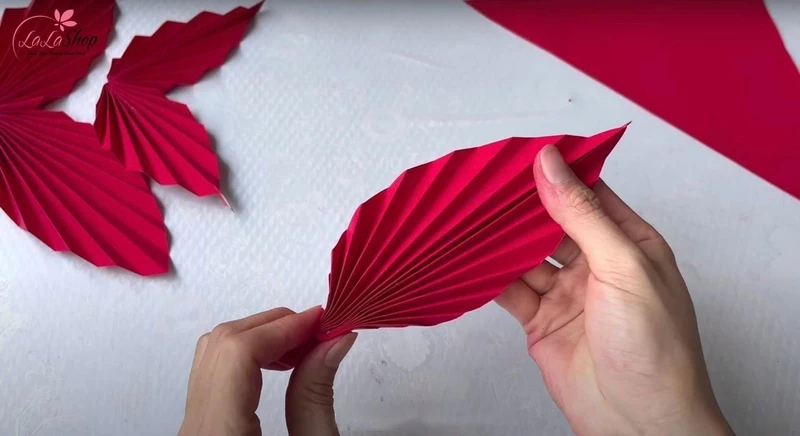 Dán keo lại để tạo hình chiếc lá