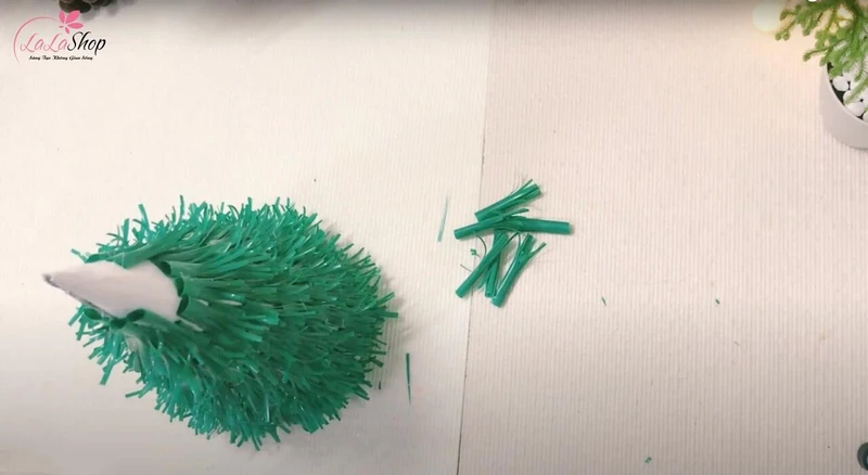 Dán ống hút vào phần trụ