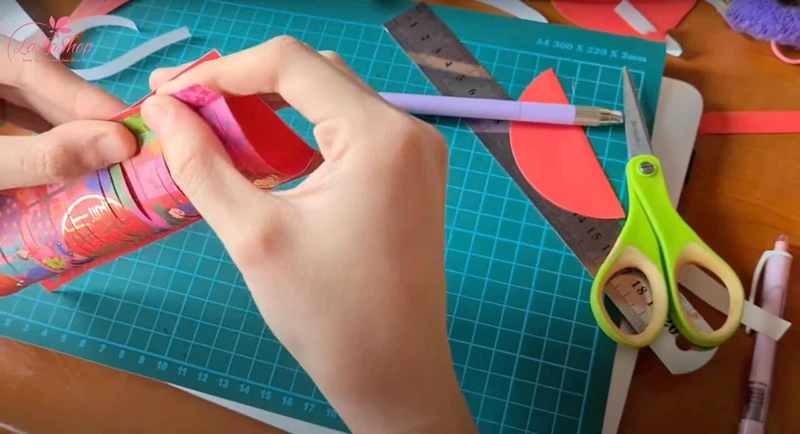 Dán phần giấy nhỏ vào mặt trong