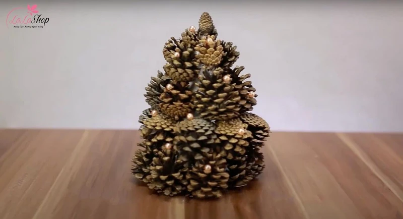 Dán phụ kiện lên cây thông