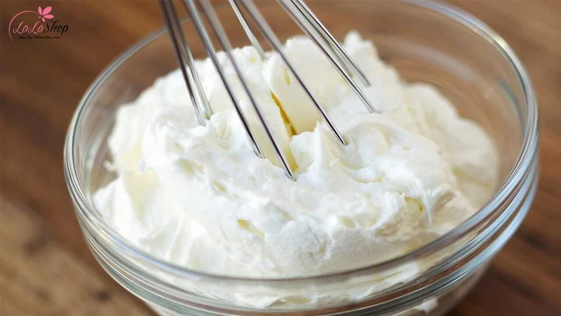 Đánh kem tươi đến khi kem đông cứng không nhỏ giọt