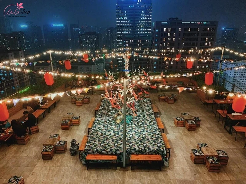 Dây đèn nháy sẽ làm không gian quán cafe thêm ấm áp và lãng mạn