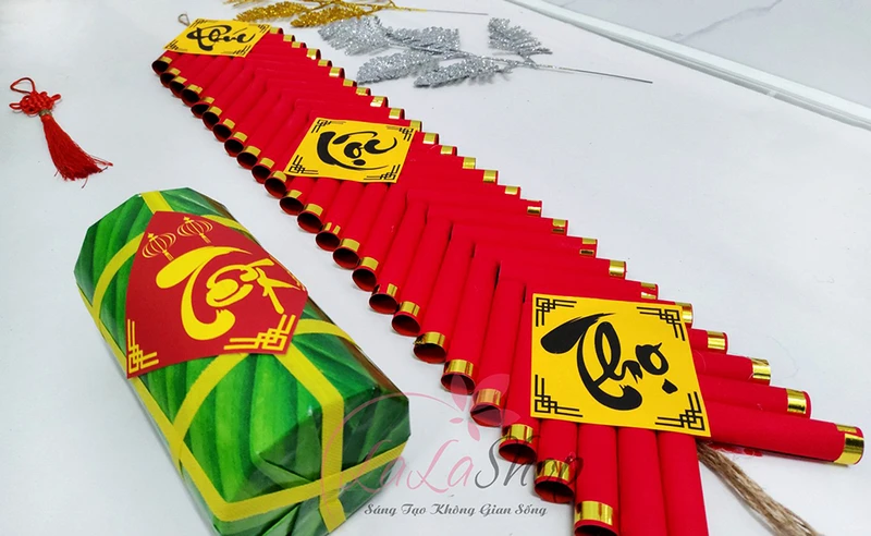 Dây lộc treo bảng gỗ và dây pháo đỏ chào đón năm mới tốt đẹp nếu trang trí sân vườn ngoài trời