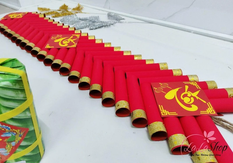 Dây pháo đỏ là biểu tượng không thể thiếu của ngày Tết