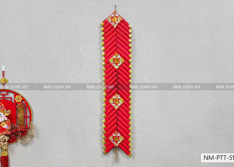 Dây pháo là món đồ trang trí Tết siêu đẹp cho quán trà sữa