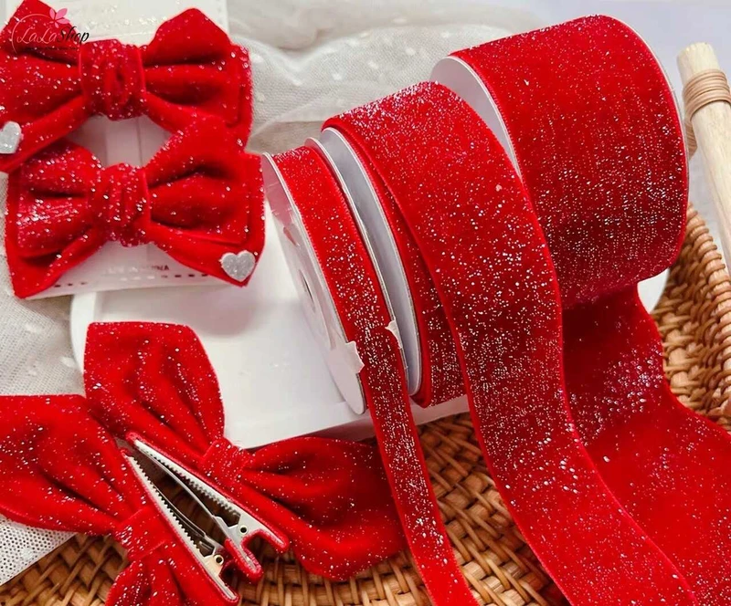 Dây ruy băng có thể được sử dụng để tạo điểm nhấn quanh cây thông Noel