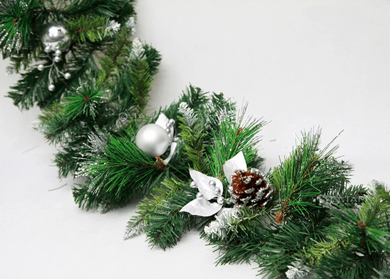 Dây thông tạo kiểu dáng rất đẹp khi trang trí cổng noel