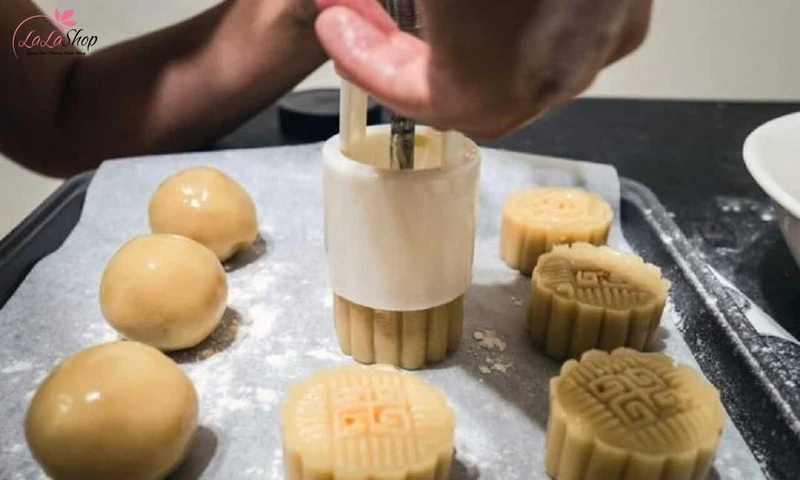 Để khuôn vào phần bánh và ấn nhẹ