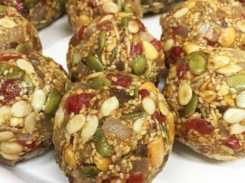 Để trứng muối vào giữa nhân và vo tròn