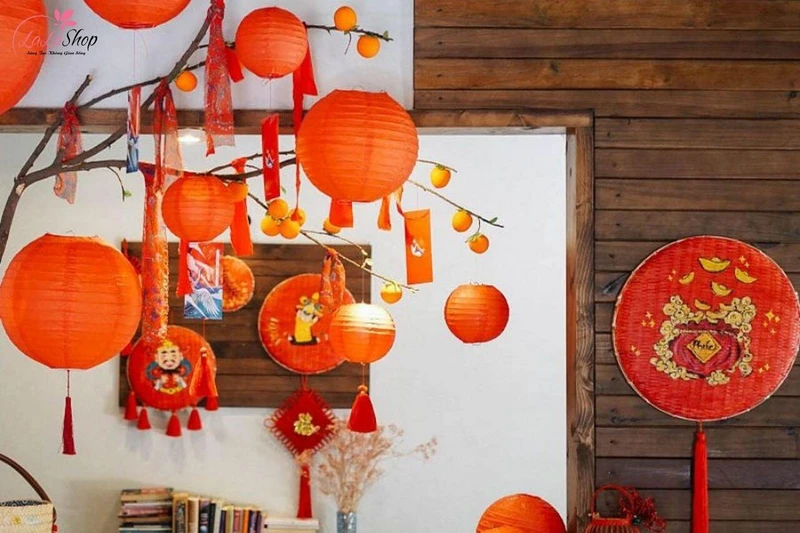 Đèn lồng đỏ sẽ mang đến may mắn cho gian hàng