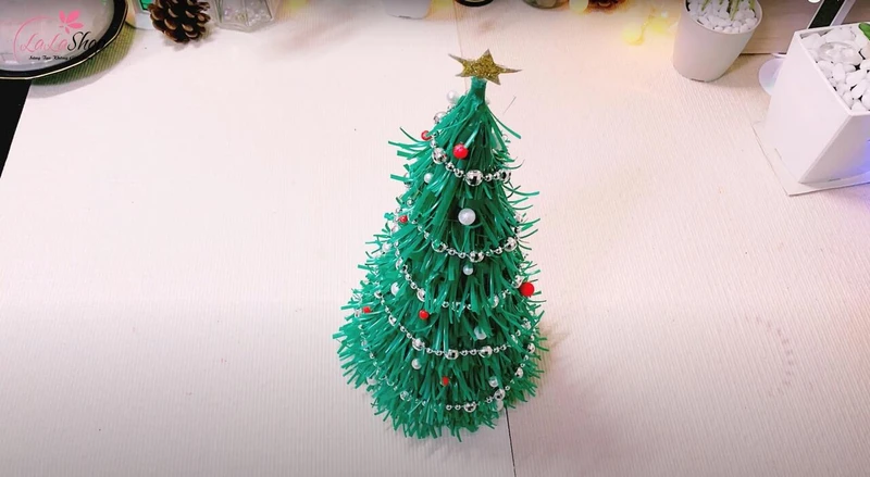 Đính thêm phụ kiện lên cây