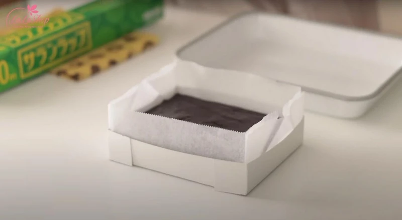 Đổ chocolate đã khuấy vào khuôn