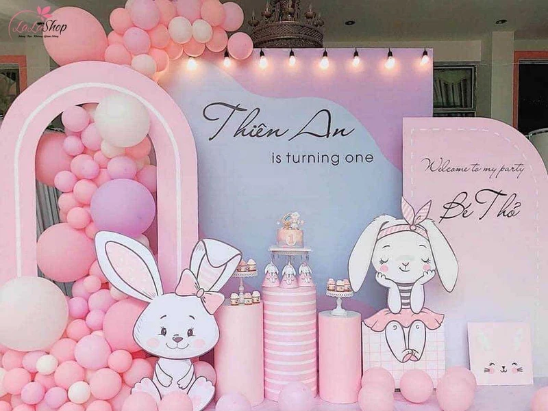 Đồ trang trí theo chủ đề là yếu tố quan trọng giúp tạo nên bầu không khí đặc biệt