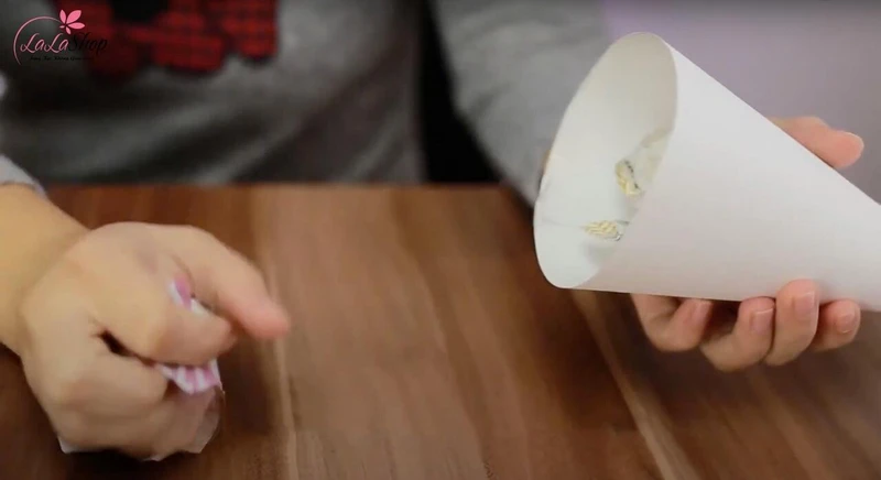 Độn giấy vào bên trong nón